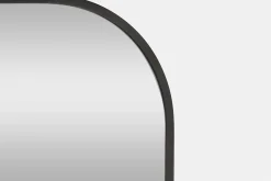 Luka - Arch-shaped mirror with a black frame